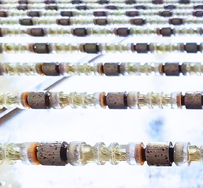 Il nostro Filo Scanalato ha ottimizzato il taglio pietra con filo diamantato, garantendo risultati superiori in termini di precisione, durata e qualità, riducendo al contempo i costi operativi e migliorando l'efficienza. Sviluppato grazie al know-how maturato con i nostri brevetti, questo filo offre numerosi vantaggi rispetto ai fili tradizionali